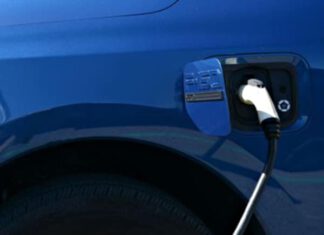 Charging EV / Photo: Pembina Institute