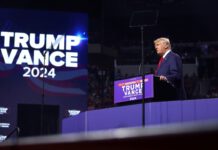 Former President of the United States Donald Trump speaking with attendees at an Arizona for Trump rally at Desert Diamond Arena in Glendale, Arizona. © Gage Skidmore / Flickr (Flickr, CC BY-SA 2.0)