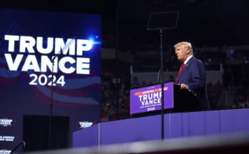 Former President of the United States Donald Trump speaking with attendees at an Arizona for Trump rally at Desert Diamond Arena in Glendale, Arizona. © Gage Skidmore / Flickr (Flickr, CC BY-SA 2.0)