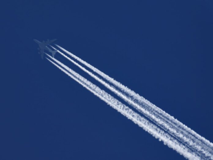 Aviation contrails © GreenConnect